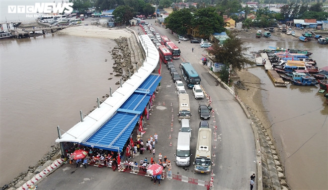 Mặc dù trước đó, TP Hải Phòng dừng tổ chức các hoạt động khai mạc du lịch Cát Bà, Đồ Sơn và Lễ hội Hoa phượng đỏ 2021 để phòng chống dịch bệnh COVID--19 nhưng khách du lịch vẫn nườm nướp đổ về khu du lịch Cát Bà. (Ảnh: VTC News)