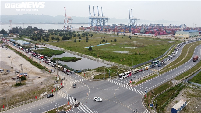 Cũng trong ngày 30/4, hàng ngàn xe ô tô, xe máy với hàng vạn khách du lịch khắp nơi ùn ùn đổ về bến phá Gót (Cát Hải, Hải Phòng) để sang du lịch, nghỉ dưỡng tại quần đảo Cát Bà. (Ảnh: VTC News)