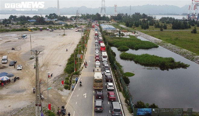 Công an huyện Cát Hải, Đội CSGT số 4 (Phòng CSGT) và Thanh tra giao thông Hải Phòng huy động hàng chục cán bộ, chiến sỹ đến chỉ huy, hướng dẫn, điều tiết giao thông từ đường Tân Vũ vào khu vực bến phà Gót, tránh ùn tắc, tạo điều kiện cho người và phương tiện qua lại thông thoáng. (Ảnh: VTC News)