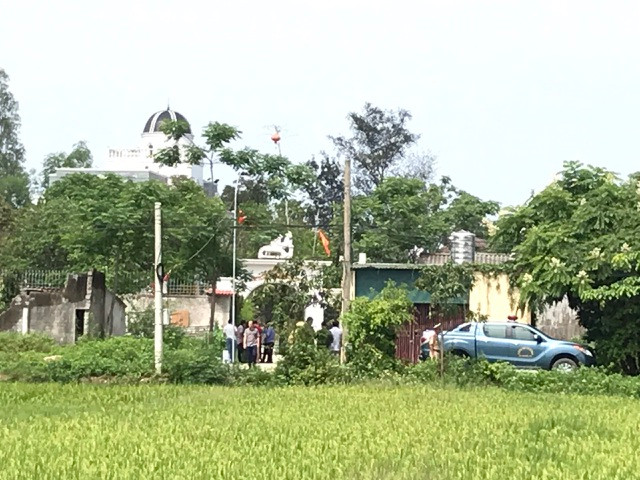 Nghi phạm bắn chết 2 người ở Nghệ An bị bắt: Chiều 30/4, công an đã bắt được nghi phạm Cao Trọng Phú là nghi phạm trong vụ nổ súng làm 2 người đàn ông thiệt mạng sáng cùng ngày ở khu vực xóm 7 (xã Mỹ Kim, TP Vinh, Nghệ An). Căn biệt thự nơi xảy ra vụ việc khá bề thế, nằm nằm trên một khu đất rộng hơn 1.000m², tường cao khoảng 3m, có dây thép gai bên trên.
