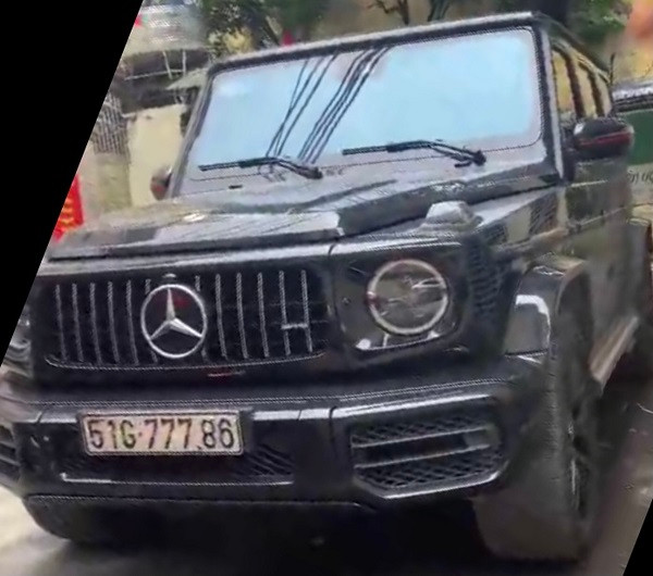 Phát hiện siêu xe Mercedes G63 mang biển số giả: Ngày 30/4, Đội CSGT số 4, Phòng CSGT, Công an TP Hà Nội cho biết, phát hiện người điều khiển phương tiện không thắt dây bảo hiểm, lực lượng CSGT đã tiến hành dừng xe kiểm tra, xử lý thì phát hiện biển số của chiếc xe sang Mercedes G63 BKS 51G – 777.86 đang mang thuộc sở hữu của một chiếc xe khác. Hiện cơ quan chức năng đang xác minh, làm rõ, xử lý theo quy định của pháp luật.