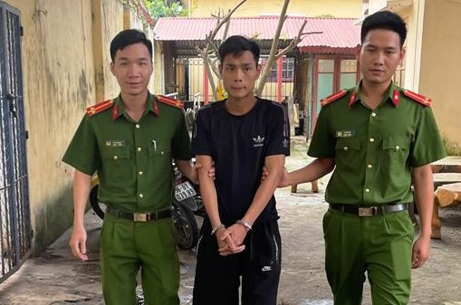Giả danh Trưởng phòng Nội vụ vay tiền cán bộ xã: Chu Văn Quyết (SN 1997 ở huyện Sơn Dương, Tuyên Quang) dùng số điện thoại cũ của ông N.M.H Trưởng phòng Nội vụ huyện Thọ Xuân (Thanh Hóa) để mạo danh hỏi vay tiền người quen của ông này. Nạn nhân điển hình của Quyết là ông L.V.Đ. (53 tuổi), cán bộ địa chính xã Xuân Bái, huyện Thọ Xuân. Ngày 30/4, Công an Thanh Hóa đã bắt tạm giam Quyết để điều tra.