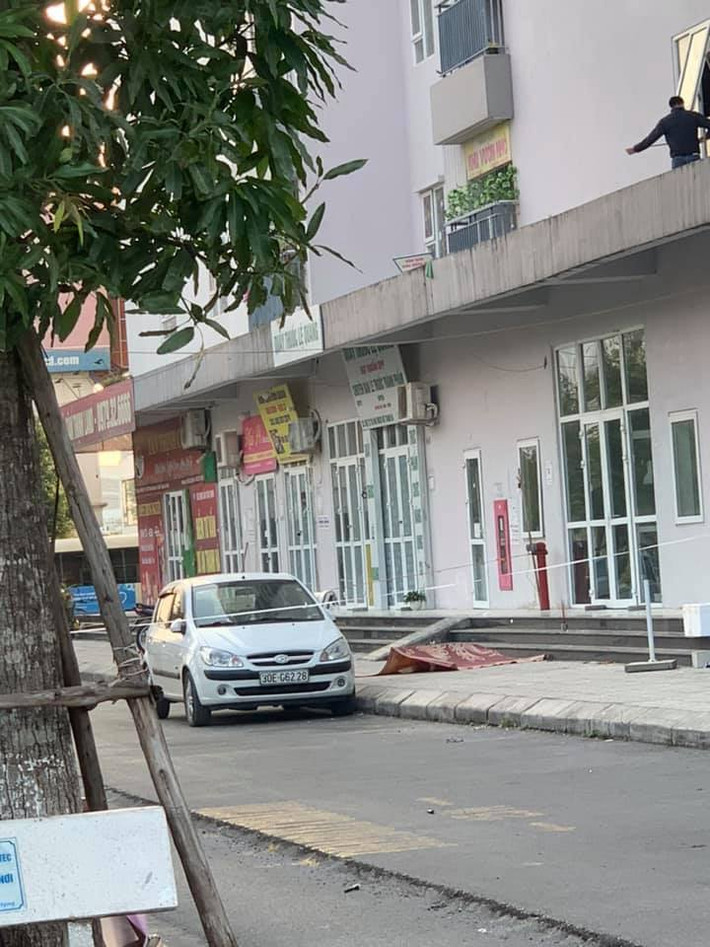 Cũng theo người dân, nạn nhân có thể đã rơi từ tầng 16 của tòa chung cư xuống đất tử vong.