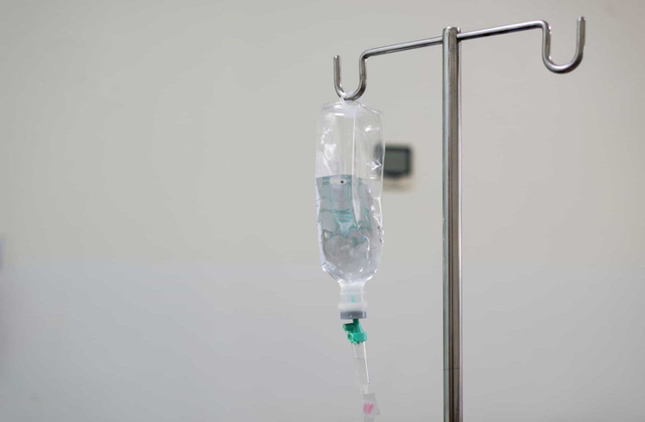 Do lo sợ gia đình hai bên biết chuyện sẽ ảnh hưởng đến danh dự và công việc của cả 2 người, vào ngày 13/4, khi chị N. đến Bệnh viện Đồng Nai tìm Sơn để nói chuyện. Tại phòng làm việc của Sơn, chị N. nói mệt thì Sơn truyền nước cho chị. (Ảnh minh họa, nguồn internet)