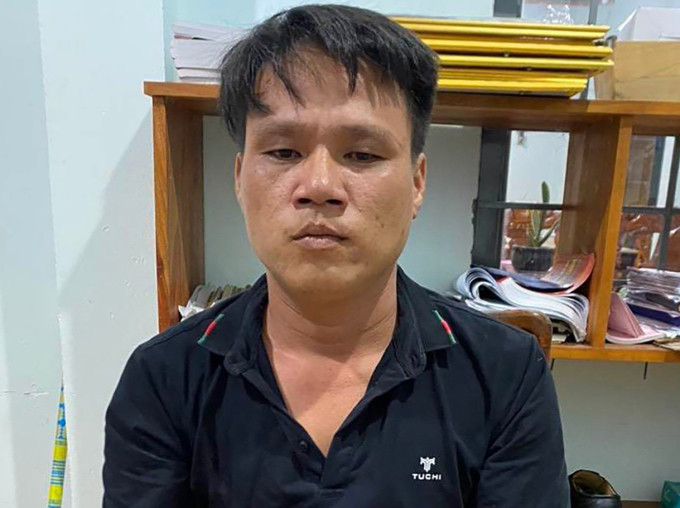 Gây án mạng vì ghen với bạn gái của vợ cũ: Phan Văn Pháp (SN 1987, trú huyện Đồng Phú, tỉnh Bình Phước) và vợ ly hôn sau khi có một con gái chung. Thời gian gần đây thấy vợ cũ thường xuyên đi chung với cô gái 23 tuổi nên Pháp cho rằng họ "đang yêu nhau". Anh ta nảy sinh ghen tuông, nhiều lần gọi điện nhắn tin, hù doạ hai người. Tối 11/12, Pháp viết trên trang cá nhân, gửi lời xin lỗi gia đình và con gái rồi đến nhà vợ cũ tại xã Tân Lập, huyện Đồng Phú. Thấy cô gái đang ngồi ở phòng khách, Pháp xuống bếp lấy dao đâm vào cổ khiến nạn nhân chết tại chỗ.