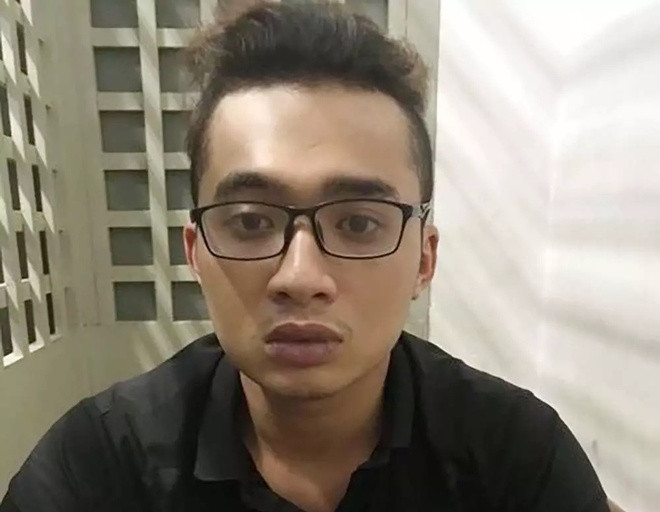 Mâu thuẫn tình tay ba, nam thanh niên đâm chết 'đối thủ': Tối 24/5, Tường V. (23 tuổi, ngụ quận Phú Nhuận) có hẹn Văn H. (23 tuổi, ngụ TP Thủ Đức) đến khu vực vòng xoay Trường đại học Luật trên đường Bến Vân Đồn, phường 13, quận 4 để nói chuyện. Khoảng 15 phút sau, Lê Tấn Lộc (23 tuổi, ngụ quận 7) cũng đến gặp H. và V. để nói rõ chuyện tình cảm của ba người. Trong lúc nói chuyện, giữa H. và Lộc đánh nhau. Lộc lấy trong túi quần một con dao đâm vào ngực H. khiến nạn nhân tử vong.