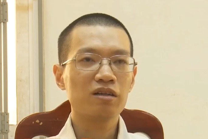 Cũng theo lời khai, khi thấy nạn nhân nằm im, Tú đã cưỡng hiếp, lúc này cô gái vẫn cố kêu, Tú lại lấy viên gạch kê giường đập thêm vào đầu và thái dương. Tú khai, hắn có ý định dùng gạch đập cho nạn nhân ngất đi chứ không cố tình đập tử vong.