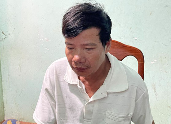 Nghi bị nhiễm HIV sau mua dâm, người đàn ông đâm chết nạn nhân: Ngày 10/2/2021, Lê Ngọc Phượng (59 tuổi, trú xã Ea Đar, H.Ea Kar, Đắk Lắk) mua dâm tại một căn phòng của quán cà phê V.Q ở xã Cư Ni, huyện Ea Kar với bà N.T.K.O. (49 tuổi, trú H.Krông Pắk, Đắk Lắk). Sau khi mua dâm, Phượng thấy sức khỏe có nhiều biểu hiện khác thường, nghi ngờ mình bị nhiễm HIV nên đi xét nghiệm. Khi chưa có kết quả, Phượng đến quán và gọi bà O. để hỏi có bị HIV không. Sau đó, hai bên mâu thuẫn, xô xát nhau, Phượng dùng dao đâm 3 nhát vào người bà O. khiến nạn nhân tử vong tại chỗ.