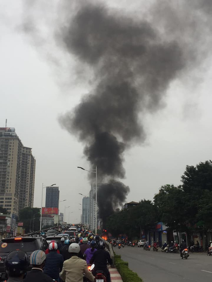 Theo đó, chiếc xe ô tô nhãn hiệu Mercedes GLC 250 đã tông liên hoàn vào nhiều phương tiện là xe máy và xe điện trước khi dừng lại và bốc cháy dữ dội.