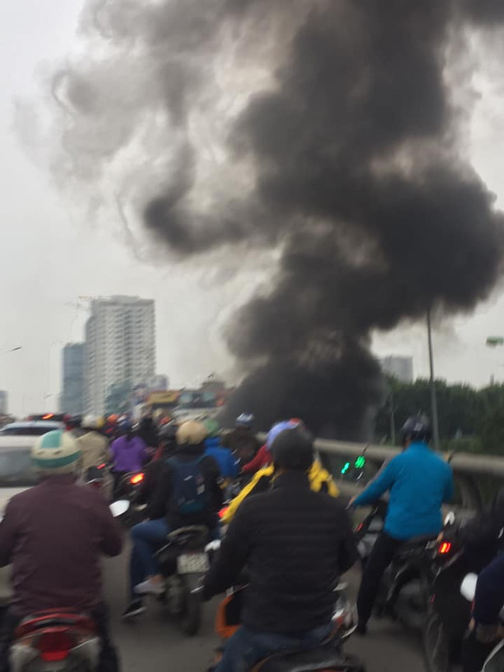 Vào thời điểm trên, ô tô hạng sang Mercedes khi lưu thông đến gầm cầu vượt Lê Văn Lương theo hướng Lê Văn Lương - Láng Hạ đã đâm trúng xe máy nhãn hiệu Honda đi cùng chiều.