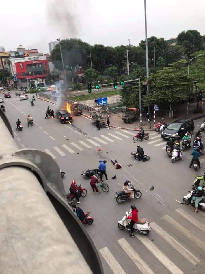 Tại hiện trường, 2 chiếc xe đã bị thiêu rụi.