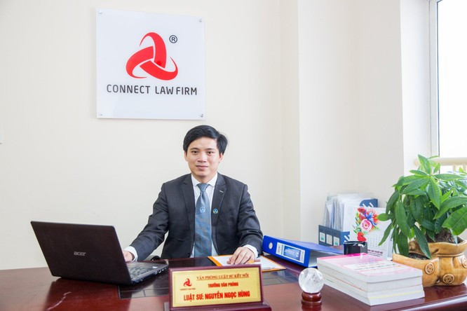 Đa phần người xem qua tình huống giao thông nói trên đều hết sức phẫn nộ và bất bình với hành vi đạp xe đạp bất chấp luật giao thông, gây nguy hiểm cho người khác và cho rằng pháp luật phải có chế tài riêng với những người thế này. Dưới góc độ pháp lý, trao đổi với PV Báo Tri thức và Cuộc sống, luật sư Nguyễn Ngọc Hùng - Trưởng Văn phòng luật sư Kết Nối (Đoàn luật sư TP Hà Nội) cho biết, đạp xe vào làn đường cấm hay đường cao tốc là hành vi đe dọa an toàn giao thông và vi phạm luật giao thông đường bộ.