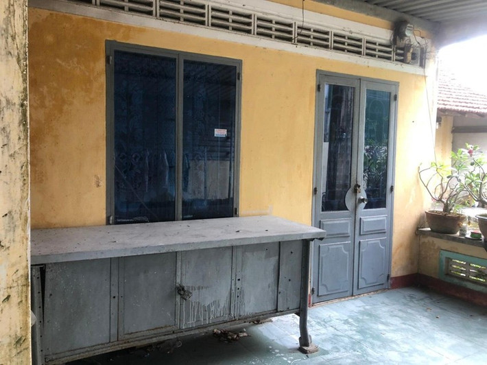 Bé trai 6 tuổi bị người đàn ông dâm ô hơn 20 lần: Trần Tấn Hùng (65 tuổi, ngụ thị trấn La Hà, huyện Tư Nghĩa, Quảng Ngãi) là hàng xóm của gia đình cháu K. (sinh năm 2016). Từ tháng 4/2020 đến tháng 7/2021, Hùng đã có hơn 20 lần dụ dỗ cháu K thực hiện các hành vi dâm ô ngay tại nhà nạn nhân, nhà của Hùng và những nơi khác. Ngày 7/9, Công an huyện Tư Nghĩa cho biết đã khởi tố, cấm đi khỏi nơi cư trú đối với Hùng.