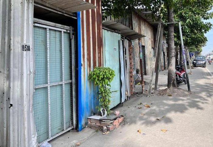 Người phụ nữ chết bất thường trong tình trạng khỏa thân: Đêm 19/12, người dân phát hiện chị T.A.T (34 tuổi, quê An Giang) tử vong tại một ki ốt nằm bên đường Mỹ Phước Tân Vạn thuộc phường Thuận Giao (TP Thuận An, Bình Dương). Theo lời kể của người nhà nạn nhân, thời điểm phát hiện vụ việc, nạn nhân chết trong tình trạng khỏa thân; dây chuyền, điện thoại, đồng hồ, nhẫn của nạn nhân đều không còn. Trước khi xảy ra vụ việc, nạn nhân ở cùng với một người đàn ông lạ mặt. Hiện cơ quan chức năng đang điều tra, làm rõ nguyên nhân vụ việc.