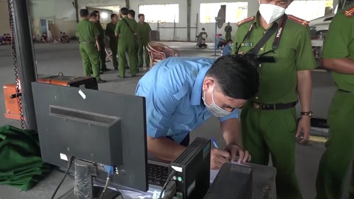 Để có tiền chia cho các nhân viên hàng tuần và làm quỹ hoạt động của Trung tâm, Giám đốc các Trung tâm đăng kiểm nêu trên đã chỉ đạo nhân viên trong quá trình kiểm định chất lượng và đo tiêu chuẩn khí thải bảo vệ môi trường đã cố ý bỏ qua lỗi vi phạm.