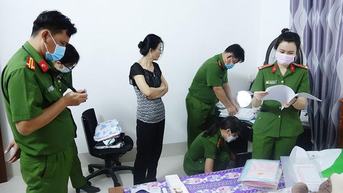 Cựu cán bộ Cục Hải quan An Giang bị khởi tố tội buôn lậu: Ngày 18/10, Công an tỉnh An Giang đã khởi tố bị can và thi hành lệnh bắt tạm giam ông Bùi Quốc Việt (48 tuổi, cựu cán bộ Cục Hải quan tỉnh An Giang) về tội buôn lậu. Ông Việt bị bắt tạm giam do có do liên quan đến 100 tấn đường cát lậu từ biên giới Campuchia vào Việt Nam.
