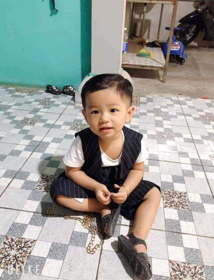 Bé trai 2 tuổi mất tích bí ẩn ở Bình Dương: Ngày 18/10, Công an huyện Dầu Tiếng, tỉnh Bình Dương cho biết đã phát đi thông báo truy tìm người mất tích là bé Lâm G. H. (2 tuổi, ngụ tại ấp Tân Định, xã Minh Tân, huyện Dầu Tiếng). Theo gia đình, trong đêm xảy ra sự việc, gia đình có tìm thấy đồ chơi của cháu trước lô cao su gần nhà. Tuy nhiên, tìm khắp nơi không thấy con đâu.