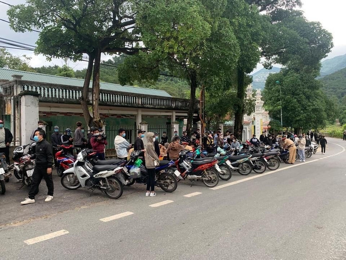 Cụ thể, chiều 17/10, lợi dụng việc tỉnh Vĩnh Phúc mới nới lỏng một số biện pháp giãn cách và một số quy định phòng chống dịch, cũng là dịp cuối tuần, hàng trăm thanh niên có độ tuổi từ 16 đến 23 ở các huyện trong và ngoài tỉnh lại tập trung về Tam Đảo.