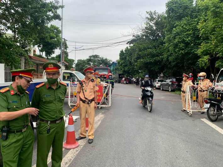Công an huyện Tam Đảo đã huy động tối đa lực lượng, phương tiện, tăng cường công tác tuyên truyền, triển khai đồng bộ các biện pháp nghiệp vụ nhằm giữ gìn trật tự an toàn giao thông. Quá trình thực hiện nhiệm vụ đã kịp thời phát hiện, bắt giữ và ra quyết định xử phạt một số trường hợp thanh, thiếu niên điều khiển xe mô tô không đội mũ bảo hiểm, lạng lách, đánh võng, bốc đầu…