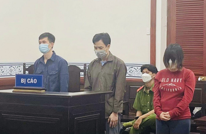 Theo hồ sơ vụ án, Nguyễn Thái Sơn, Trần Minh Thăng (cùng 37 tuổi, quê Ninh Bình) là bạn bè quen biết từ trước. Chiều 14/7/2019, Sơn rủ Thăng đến công viên khu dân cư Camelia (xã Bình Hưng, huyện Bình Chánh) để trộm cắp. Sơn mang theo xà beng và dao đột nhập nhà bà Đỗ Thị Kim Huê (ca sĩ Nhật Kim Anh), còn Thăng cảnh giới bên ngoài. Vào được nhà nữ ca sĩ, Sơn lấy trộm nhẫn kim cương, 100 lượng vàng, 400 triệu đồng… với tổng giá trị hơn 4,5 tỷ đồng.