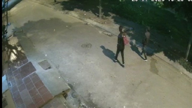 Trở lại khu vực hiện trường nơi xảy ra vụ án, tiến hành trích xuất camera xung quanh nhà nghỉ, cơ quan điều tra ghi nhận được hình ảnh chị T. đi cùng một người đàn ông có dáng người nhỏ nhắn. Đối chiếu thông tin, lực lượng chức năng nhận định, người đàn ông trong đoạn video ghi được có rất nhiều đặc điểm giống Vũ Duy Hoàng. (Ảnh tư liệu)