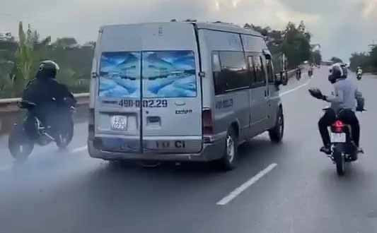 3 thanh niên trên khai nhận khoảng 15h30 ngày 30/1, nhóm 8 người điều khiển xe máy trên quốc lộ 20 theo hướng Đà Lạt đi TP HCM. Nhóm phượt thủ đến thị trấn Di Linh (huyện Di Linh) thì xảy ra va chạm nhẹ với xe khách do anh Phan Mạnh Hùng (33 tuổi, ngụ huyện Đức Trọng) đang lưu thông phía trước.