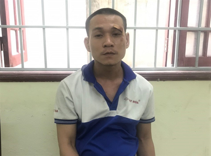 Ném đá xe khách, đập kính nhà dân để... giải khuây: Ngày 26/5, Công an phường Thanh Khê Đông, quận Thanh Khê, TP Đà Nẵng cho biết, vừa bàn giao Nguyễn Đình Hiền (SN 1990, trú phường Thanh Khê Đông) cho Công an quận này để tiếp tục điều tra mở rộng vụ việc.