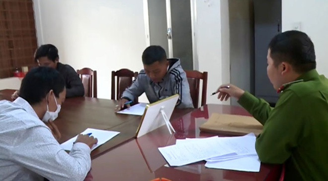 Cũng liên quan tới việc ném đá xe khách thì mới đây tại Lâm Đồng có vụ nhóm 'phượt thủ' ném đá xe khách quay clip rồi đăng lên mạng xã hội: Ngày 13/5, Công an huyện Di Linh, tỉnh Lâm Đồng đã triệu tập Nguyễn Việt Anh (25 tuổi), Nguyễn Tấn Lộc (20 tuổi) và Nguyễn Phạm Bảo Duy (26 tuổi, cùng ngụ tại quận Thủ Đức, TP HCM) để làm rõ hành vi ném đá xe khách trên quốc lộ 20.