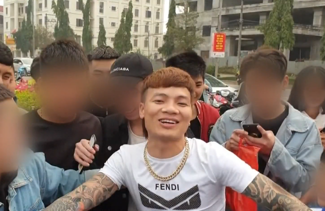 Trong các nội dung video, hình ảnh hay phát ngôn Khá “bảnh” đưa lên mạng xã hội là “chân dung” một đại ca trẻ tuổi có nhiều tiền bạc, có đông đàn em và những cuộc giao lưu với các đại ca khác trong giới giang hồ.