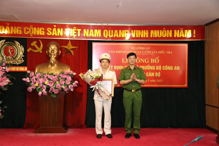 Tại buổi lễ, thừa ủy quyền của Bộ trưởng Bộ Công an, Thứ trưởng Nguyễn Duy Ngọc đã trao Quyết định của Bộ trưởng Bộ Công an về việc điều động Đại tá Trần Văn Toản - Giám đốc Công an tỉnh Bình Thuận đến nhận công tác và giữ chức vụ Phó Chánh văn phòng Cơ quan Cảnh sát điều tra Bộ Công an.