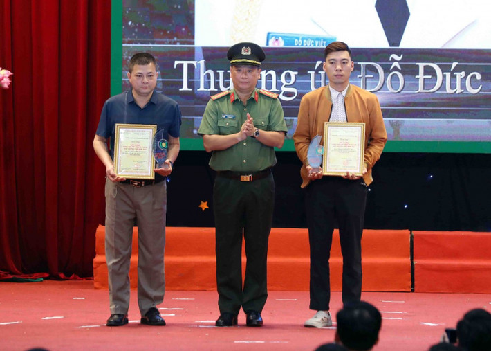 Đây là lần đầu tiên giải thưởng có 12 gương mặt, trong đó, truy tặng 2 liệt sĩ phòng cháy, chữa cháy đã hy sinh là thượng úy Đỗ Đức Việt và hạ sĩ Nguyễn Đình Phúc (đoàn viên Chi đoàn Cảnh sát phòng cháy, chữa cháy và cứu nạn, cứu hộ, Đoàn Thanh niên Công an quận Cầu Giấy, Công an TP Hà Nội). (Ảnh: Đại tá Phạm Thanh Hùng, Phó Giám đốc Công an TP Hà Nội trao quyết định truy tặng Gương mặt trẻ Công an Thủ đô xuất sắc tiêu biểu năm 2022 cho thân nhân 2 liệt sĩ)