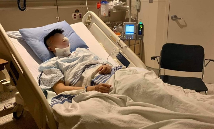 Cách đây khoảng 4 năm - vào đêm 9/2/2019 (mùng 5 Tết Kỷ Hợi), vụ án tạt axit và cắt gân chân chấn động ở Quảng Ngãi đã mãi mãi thay đổi cuộc sống của anh Võ Duy Nghiêm (32 tuổi, Việt kiều Canada). Sau khi bị 2 kẻ lạ mặt tấn công tàn nhẫn, anh Nghiêm bỏng 80% cơ thể, mất thị lực một mắt, gương mặt bị hủy hoại, không thể đi lại bình thường. Chị Tammy - bạn gái đi cùng anh Nghiêm- cũng bị bỏng nhẹ.