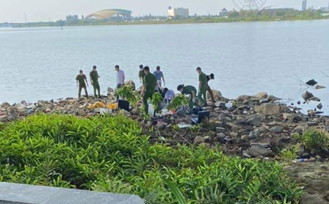 Giết người, phân xác trong va li phi tang xác xuống sông Hàn ở Đà Nẵng: Rạng sáng ngày 7/2, một người dân hành nghề chài lưới khu vực chân cầu Trần Thị Lý (phường Mỹ An, quận Ngũ Hành Sơn, TP Đà Nẵng) bất ngờ phát hiện một va li đỏ đang trôi trên sông Hàn. Thấy bất thường, người này vớt lên và mở ra kiểm tra, thì hoảng hốt phát hiện bên trong có một thi thể phụ nữ đã không còn nguyên vẹn, bị chặt thành nhiều khúc. Lập tức, người này đã báo cho cơ quan điều tra.