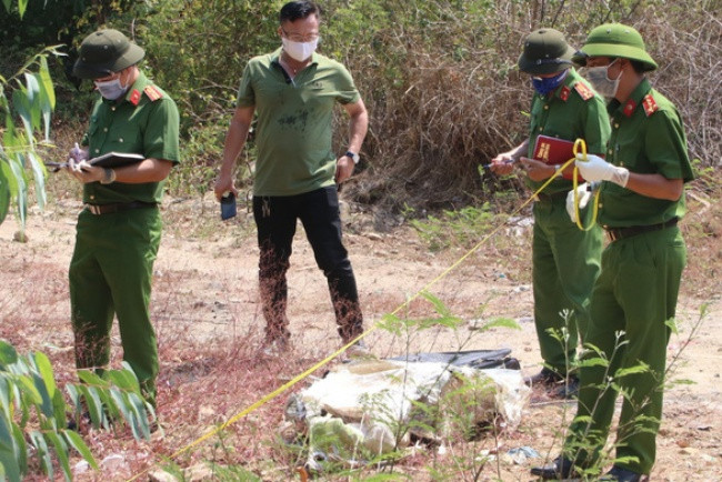 Thi thể nam giới trong vali quấn chặt bằng băng keo: Ngày 29/3, nguồn tin từ Cơ quan cảnh sát điều tra Công an tỉnh Khánh Hòa cho biết qua điều tra đơn vị này xác định thi thể được phát hiện trong vali ở phường Vĩnh Hòa, TP Nha Trang, tỉnh Khánh Hòa là nam giới. Người này có độ tuổi từ 25 đến 35.