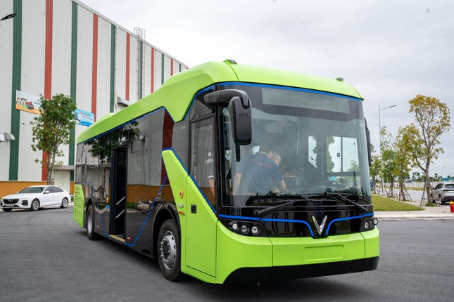 Ngày 20/10, Tập đoàn Vingroup công bố đã chạy thử thành công mẫu xe buýt điện đầu tiên (VinBus) trong khuôn viên nhà máy VinFast (Hải Phòng). Xe trang bị bộ pin 281,9 kWh, sạc đầy trong 2 tiếng bằng trạm sạc 150 kW. Một lần sạc đầy có thể di chuyển tổng quãng đường 220-260 km.