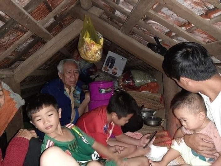 Tất cả đồ dùng và con người chỉ còn một không gian chật hẹp thiếu ánh sáng.