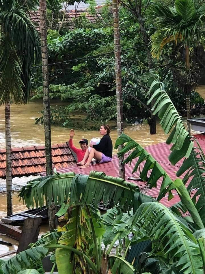 Người dân chỉ biết nước mắt lưng tròng nhìn dòng nước lũ trắng xóa cuốn phăng tất cả.