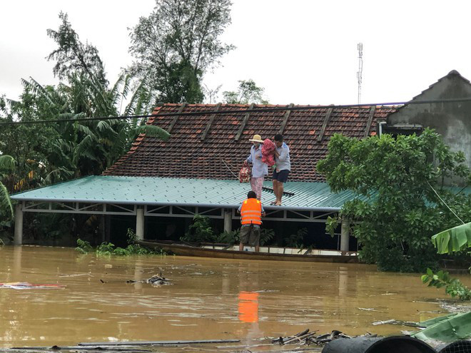 Nhiều người đau đớn bỏ lại ngôi nhà cùng tất cả tài sản bị dòng nước lũ nhấn chìm.