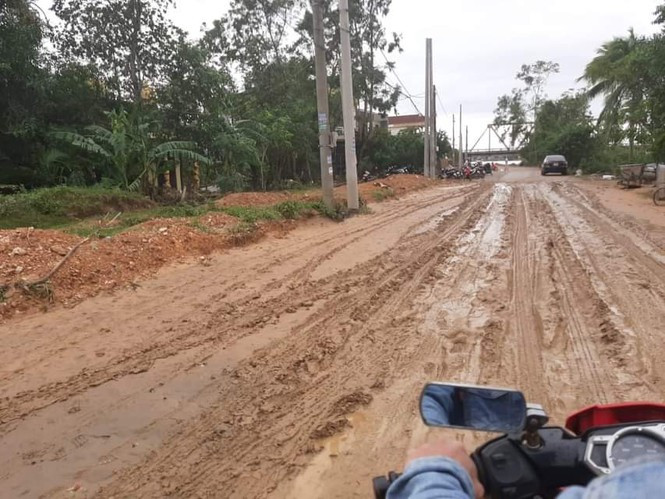Đường nhựa hóa thành bãi lầy vì bùn tấn công. Ảnh: Tiền Phong.