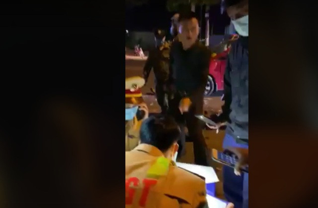 Thầy giáo thách đánh nhau với CSGT, tuyên bố "tao không sợ COVID-19": Sau khi xảy ra va chạm giao thông, ông Hồ Q.L. (47 tuổi, ngụ phường Thành Nhất, TP Buôn Ma Thuột, Đắk Lắk - là một thầy giáo) khi làm việc với CSGT nhưng có lời lẽ thô tục, liên tục thách thức đánh nhau. Được nhắc nhở đeo khẩu trang, người này thẳng thừng "tao không sợ COVID-19". Khi xảy ra sự việc trên, Công an TP Buôn Ma Thuột đã xử phạt ông L. về hành vi không chấp hành yêu cầu đo nồng độ...