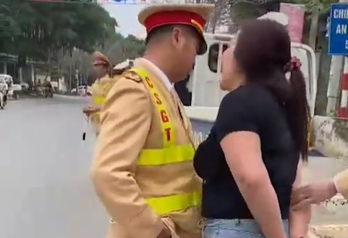 Người phụ nữ lăng mạ, chống đối CSGT: Chiều 16/2, tại thị trấn Cành Nàng, huyện Bá Thước, tỉnh Thanh Hóa khi một tổ CSGT đang làm nhiệm vụ thì phát hiện một người phụ nữ điều khiển xe máy không đội mũ bảo hiểm nên đã dừng xe để xử lý. Sau đó, xuất hiện bà Nguyễn Thị Ngân (44 tuổi; trú huyện Bá Thước) đến chửi bới, cản trở lực lượng CSGT làm nhiệm vụ. Được biết, bà Ngân là mẹ chồng của người phụ nữ không đội mũ bảo hiểm. Ngày 20/2, Công an huyện Bá Thước đã ra quyết định khởi tố vụ án về hành vi "Chống người thi hành công vụ"