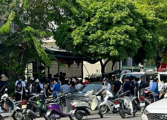 Sát hại vợ rồi tự tử: Trưa 2/11/2023, anh B.H.T và vợ là P.T.T.L, cùng SN 1997, trú tại khu dân cư Nguyễn Trãi 2, phường Sao Đỏ, TP Chí Linh, tỉnh Hải Dương đã xảy ra mâu thuẫn. Anh T. đã dùng hung khí đâm nhiều nhát vào người vợ, sau đó tự đâm mình, tử vong tại chỗ. Dù được đưa đi cấp cứu nhưng do vết thương quá nặng, chị L. đã tử vong sau đó.
