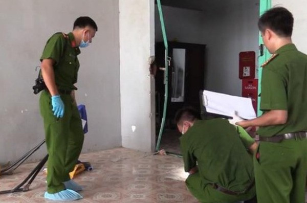 Chồng sát hại vợ rồi tự sát trong phòng trọ: Đêm 22/9/2023, người dân nghe tiếng la hét kêu cứu phát ra tại khu nhà trọ nằm trên đường NG1, thuộc phường Chánh Phú Hòa (thị xã Bến Cát, tỉnh Bình Dương). Khi người dân chạy tới thì tá hỏa phát hiện người phụ nữ nằm gục trong nhà tắm, trên người có nhiều vết máu và một người đàn ông có vết thương sâu ở vùng ngực. Cơ quan công an xác định, nạn nhân tử vong là bà L.T.L (45 tuổi), còn người đàn ông bị thương nặng là ông H.V.K (55 tuổi, cùng quê tỉnh Bạc Liêu). Hai nạn nhân là vợ chồng. Do xảy ra mâu thuẫn, người đàn ông đã ra tay sát hại vợ rồi tự sát.