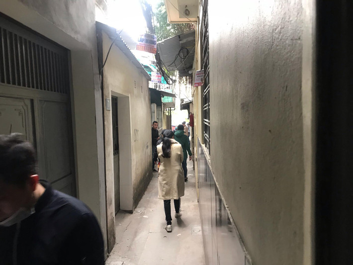 Sau khi hoàn tất thủ tục khám nghiệm hiện trường cơ quan công an đã đưa thi thể nạn nhân về Nhà tang lễ Bệnh viện Trung ương Quân đội 108 để người nhà lo hậu sự. Sáng nay, nhiều người lui tới nhà riêng chia buồn cùng gia đình.