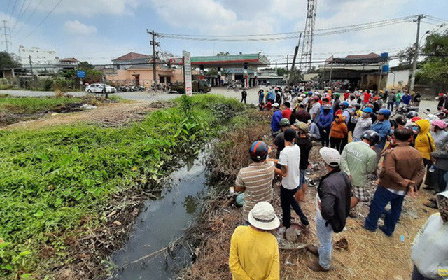Ngoài ra, Công an TP HCM phối hợp cùng Công an huyện Củ Chi phát đi thông báo truy tìm những vật chứng liên quan đến vụ án Tuấn “khỉ”. Trong số đó có 2 xe gắn máy là xe Nouvo màu đỏ đen BKS: 59Y2 - 301.98 và xe Wave màu xanh BKS: 59X2 - 595.12.