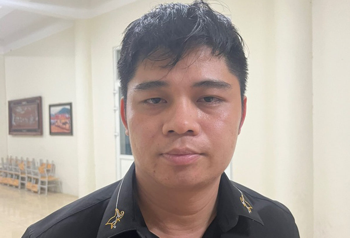 Đối diện với các điều tra viên, Hùng chẳng thể chối cãi, gã khai nhận toàn bộ hành vi phạm tội của mình. Vốn là kẻ ham chơi, lười lao động, Hùng luôn ở trong tình trạng hết tiền. Do bí bách, gã đã nảy sinh ý định đi cướp tài sản. Hùng có quen biết chị Q từ trước, biết nơi ở và thói quen sinh hoạt của người phụ nữ này. Hùng cũng biết chị Q có điều kiện kinh tế nên đã chọn người quen cũ làm "con mồi".