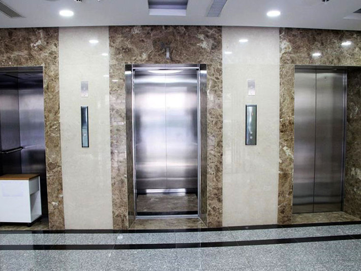 Lúc này, người đàn ông lạ mặt đi cùng chị Q trong thang máy xuống hầm gửi xe vào sáng 12/4 trở thành nghi can số 1. Tuy nhiên, bạn bè, người thân của chị Q không hề biết đó là ai. Các dữ liệu camera cũng không ghi được đặc điểm nhận dạng khuôn mặt vì người này đeo khẩu trang kín mít. Xác minh tại lễ tân tòa nhà, nhân viên ở đây cho biết, sáng 12/4 một người đàn ông đến trình bày có nhà ở đây nhưng khi xuống quên mang thẻ và nhờ lễ tân "quẹt" thẻ để lên nhà. So sánh hình ảnh thì người đàn ông xin đi "nhờ" thang máy ở quầy lễ tân với kẻ đi cùng thang máy với chị Q là một. (Ảnh minh họa, nguồn Internet)