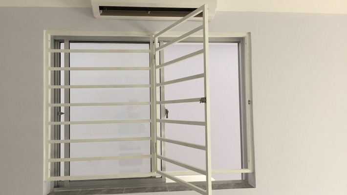 Thứ hai, nhanh chóng xác định lối thoát hiểm hoặc trú ẩn an toàn. Khi cháy ngọn lửa bùng lên mạnh, bạn phải tìm để xác định lối ra an toàn khỏi căn nhà đang cháy. Thông thường, các lối thoát cháy ở nhà độc lập hoặc liền kề là lối ra cửa chính của căn nhà, lối ra cầu thang thoát nạn ngoài nhà từ các tầng, lối ra ban công, lối lên trên sân thượng hoặc mái nhà để thoát sang nhà liền kề. Với các căn hộ độc lập thì lối thoát nạn an toàn là qua cửa sổ, ban công khi có các thiết bị hỗ trợ như thang, cây, dây tự cứu hạ chậm,... (Ảnh minh họa, nguồn Internet)