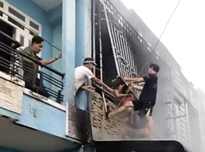 Hàng xóm phá 'chuồng cọp' cứu 3 người mắc kẹt trong căn nhà cháy: Khoảng 5h30 sáng ngày 4/7, căn nhà 2 tầng ở đường TA 16, phường Thới An, quận 12, TP HCM, bất ngờ cháy lớn ở khu vực tầng trệt. Hàng xóm phát hiện vụ cháy đã lao đến đập cửa, hô hoán gọi người trong nhà và mang nhiều bình chữa cháy mini, kéo vòi nước đến dập lửa. Nghe tiếng tri hô cháy, gia đình trong nhà tỉnh dậy, tháo chạy ra ban công tầng 2 nhưng lối thoát này đã bị bịt kín bằng "chuồng cọp" sắt kiên cố. Nhiều người đã leo lên tầng 2 dùng xà beng cạy phá "chuồng cọp", kịp thời đưa cả gia đình 3 người thoát nạn an toàn.