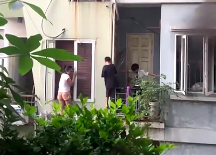5 người trong một gia đình thoát khỏi đám cháy lớn nhờ lối thoát nạn thứ 2: Khoảng 5h ngày 17/5, người dân phát hiện tại nhà 44, ngõ 125 phố Vĩnh Phúc (Ba Đình, Hà Nội) bốc cháy dữ dội. Lúc này, trong nhà có 1 cụ già, 1 cặp vợ chồng và 2 bé trai. Thời điểm xảy ra vụ cháy, mọi người đã leo từ ban công tầng trên, men sang nhà hàng xóm để thoát hiểm trong gang tấc.